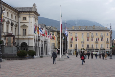 Aosta, piazza Chanoux con le bandiere delle delegazioni