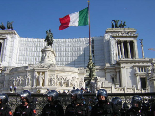 Roma. Carabinieri presidiano l'Altare della Patria