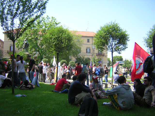 Manifestanti a Novara contro gli F-35