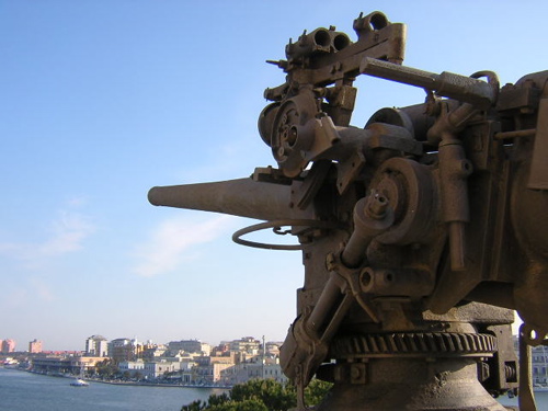 Uno dei cannoni sotto il Monumento al Marinaio, a Brindisi